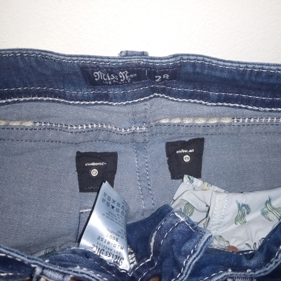 Like New Mid-Rise Boot Miss Me Jeans - Picture 4 of 5